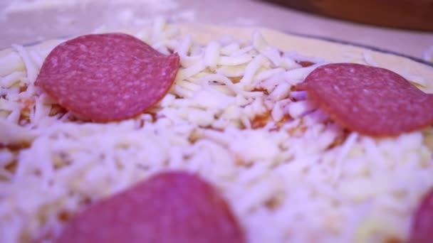 Detailní Pohled Pizzu Rozpuštěným Sýrem Plátky Feferonky — Stock video