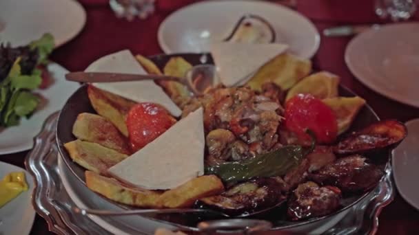 鮮やかな赤いテーブルクロスに座っている食べ物のプレート — ストック動画