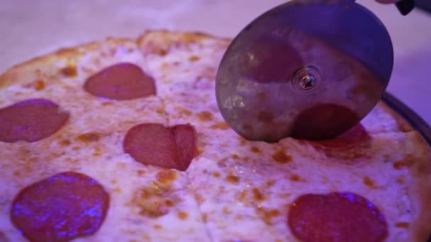 Szczegółowy Widok Pizzy Pepperoni Świeżo Piekarnika Spoczywa Czarnej Patelni — Wideo stockowe