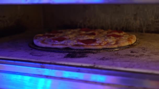 Pizza Sitter Ovanpå Pizzabryggare Ugn Bakar Till Perfektion — Stockvideo