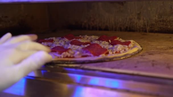 Людина Додає Начинки Піци Перед Тим Помістити Духовку — стокове відео