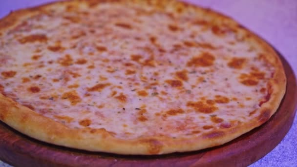 ピザは木製の皿の上に座り 楽しむ準備ができています — ストック動画