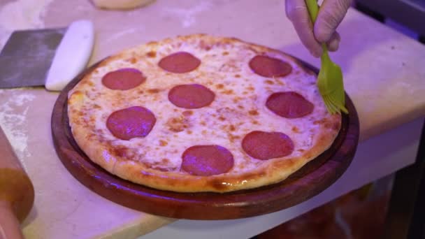 Μια Φρεσκοψημένη Πίτσα Πεπερόνι Κάθεται Μια Ξύλινη Επιφάνεια Κοπής — Αρχείο Βίντεο
