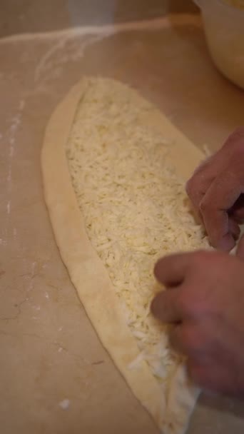 Egyedi Gyúró Tészta Fából Készült Asztalon Sütésre Előkészítve — Stock videók