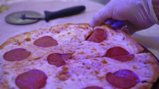 Person Använder Pizzakniv För Att Skära Igenom Nybakad Pepperonipizza Träskärbräda — Stockvideo