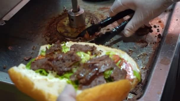 Una Persona Usa Cuchillo Para Cortar Cuidadosamente Sándwich Por Mitad — Vídeo de stock