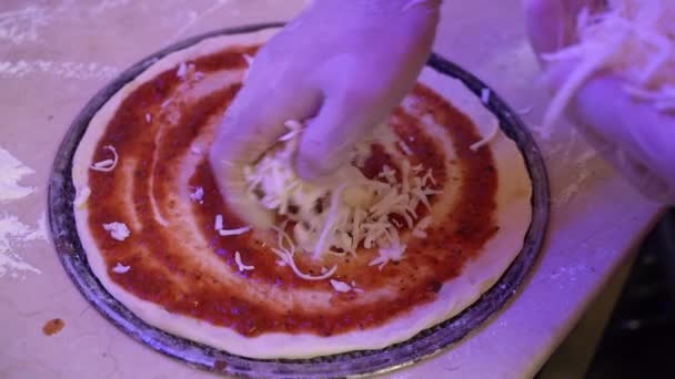 Eine Person Knetet Käse Auf Einer Pizza Und Bereitet Ihn — Stockvideo