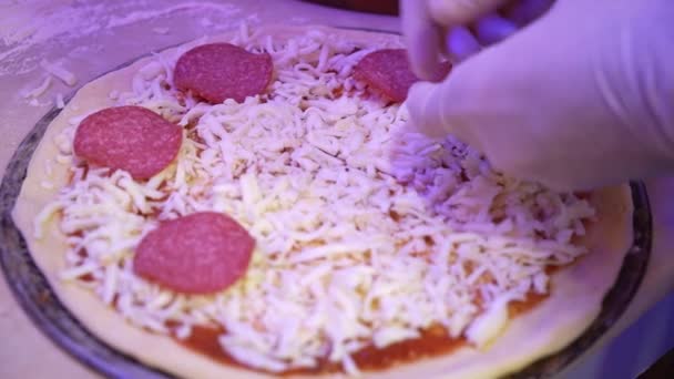 Osoba Przygotowująca Pizzę Serem Pepperoni Kuchni — Wideo stockowe