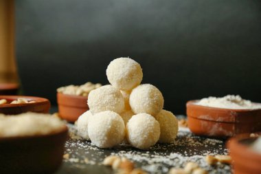 Masaya yığılmış çeşitli yiyecekler, çeşitli renk ve dokular sergiliyor..