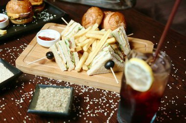 Ahşap bir masa çeşitli yemeklerle süslenir..