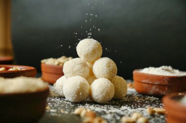 Masanın üstüne rastgele istiflenmiş çeşitli yiyecek parçaları..