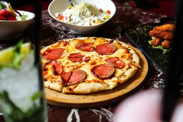 Una Pizza Salame Piccante Con Una Deliziosa Combinazione Formaggio Fuso — Foto Stock