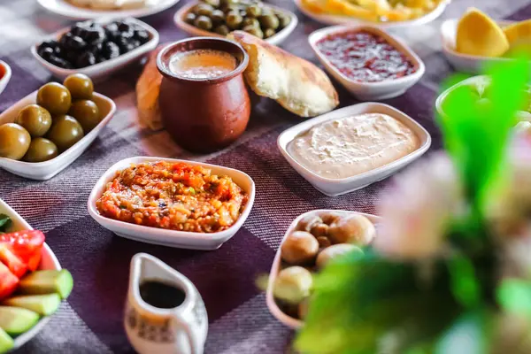 Ein Tisch Mit Einer Reihe Von Verschiedenen Arten Von Lebensmitteln — Stockfoto