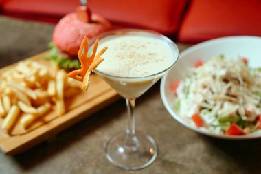 Bir tabak yiyecek ve içeceğin sunulduğu bir masa. Keyfini çıkarmaya hazır..