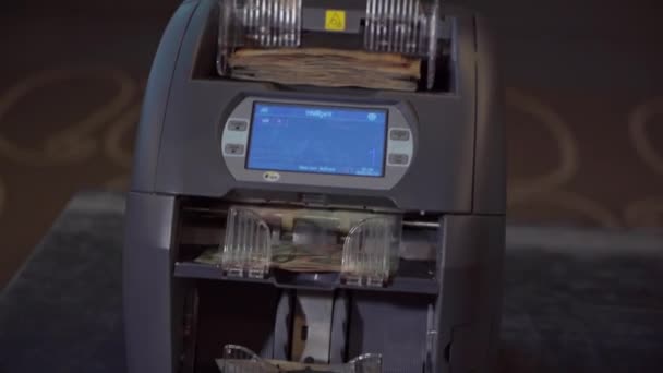 Een Gedetailleerde Weergave Van Een Moderne Geldtelmachine Met Een Digitaal — Stockvideo