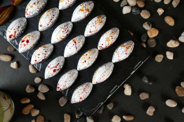 Çeşitli türde kurabiyelerle kaplı bir masa, ağız sulandırıcı bir seçim sergiliyor..