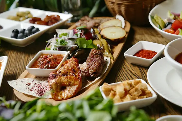 Ein Holztisch Ist Mit Verschiedenen Tellern Mit Köstlichen Speisen Dekoriert — Stockfoto