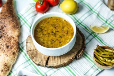 Bir kase dumanı tüten çorba kırsal bir ahşap masanın üstüne konur..