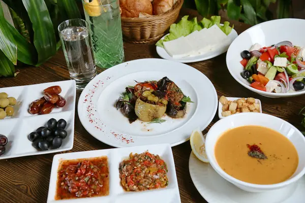 Ein Tisch Mit Einer Vielzahl Von Tellern Voller Köstlicher Speisen — Stockfoto