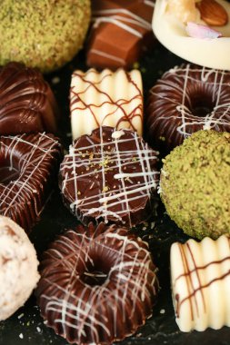 Farklı lezzet ve tarzlara sahip çeşitli donutları gösteren ayrıntılı bir görünüm.