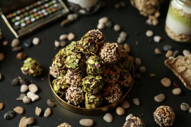 Diğer fındıkların yanında çeşitli fındıklarla dolu bir kaseyi gösteren bir fotoğraf..