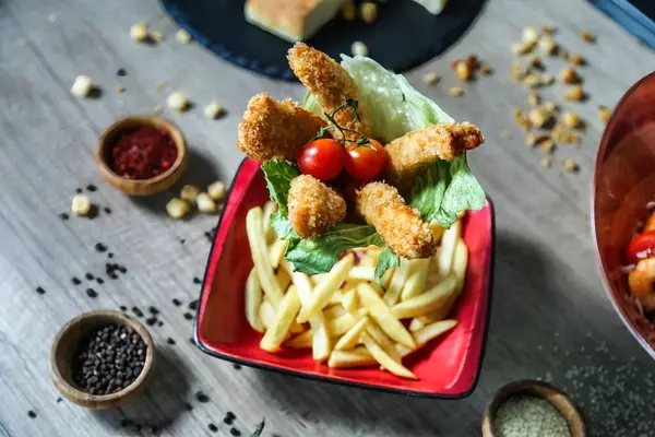 Piatto Condito Con Saporito Assortimento Patatine Fritte Verdure Nutrienti — Foto Stock