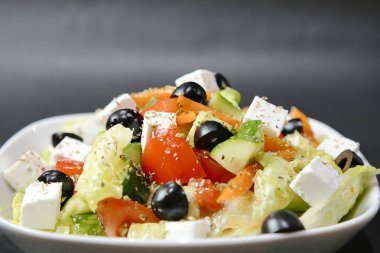 Zeytin, domates, salatalık ve beyaz peynirden oluşan sağlıklı bir salata. Hepsi bir arada ve tadını çıkarmaya hazır..