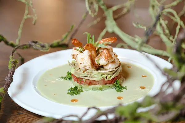 Ana malzeme olarak karidesli bir sandviç beyaz bir tabağa konur..