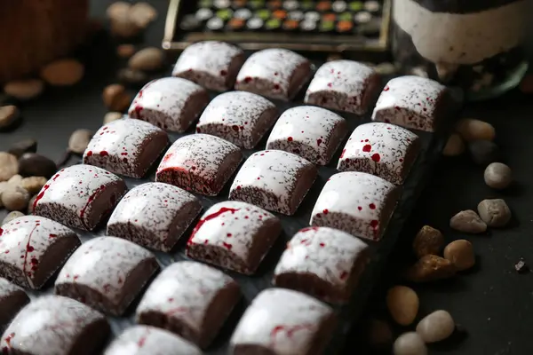 Bol şekerli brovnilerle kaplı bir masa nefis bir ikram olur..