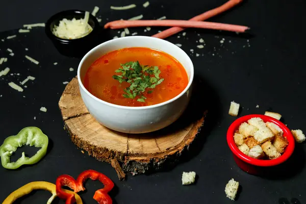 Una Ciotola Zuppa Pomodoro Trova Una Tavola Legno Pronta Essere — Foto Stock