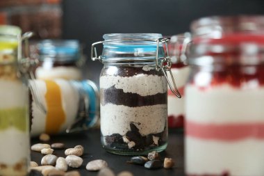 Bir masa çeşitli yiyeceklerle dolu kavanozlarla süslenir..