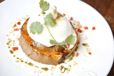 Bıçakla tamamlanmış çeşitli iştah açıcı yiyeceklerle dolu beyaz bir tabak..