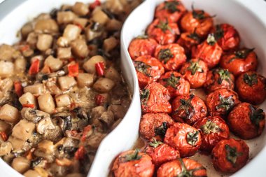 Lezzetli yiyeceklerle dolu iki kâseyi gösteren yakın plan bir fotoğraf..