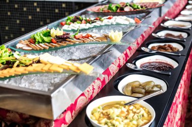 İştah açıcı yemek ve mutfaklarla dolu hareketli bir açık büfe kuyruğu..