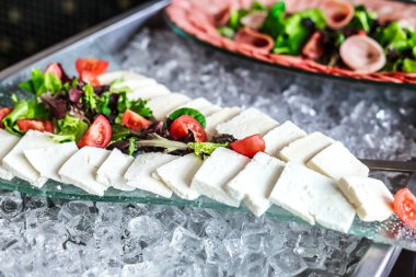 Bir tabak yiyecek buz yatağında dinleniyor, onu taze ve serin tutuyor..