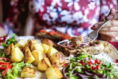 Yakından çekilmiş bir fotoğraf ağız sulandıran bir tabağı çatalla yakalıyor..