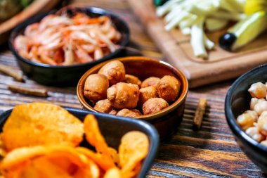 Lezzetli yiyeceklerle dolu çeşitli kâselerle dolu bir masanın yakın çekimi..