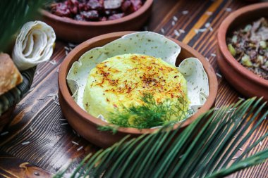 Çeşitli yemek çeşitleriyle dolu kaseler içeren bir masa..