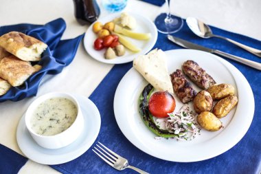 Birkaç tabak iştah açıcı yemek ve buharı tüten bir çorba dolu bir masa..