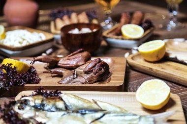 Çeşitli yemek türlerinin yer aldığı bir masa. Çekici bir şekilde düzenlenmiştir..