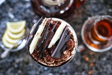 Bardakta servis edilen nefis bir tatlının ayrıntılı bir görüntüsü..