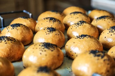 Siyah serpiştirilmiş çeşitli çöreklerden oluşan bir koleksiyon..