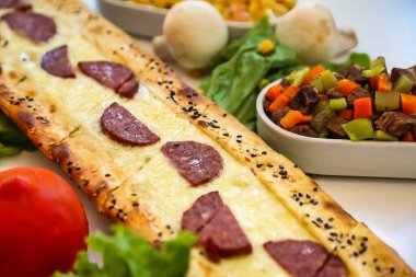 Taze ve canlı bir salata sergilenen bir tabak yemeğin detaylı görüntüsü..