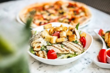 Masaya yerleştirilmiş güzel bir tabak yemeğin detaylı bir görüntüsü..