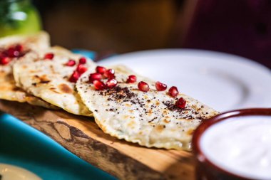 Masaya konmuş ağız sulandırıcı bir tabağın ince detaylarını gösteren yakın plan bir fotoğraf..