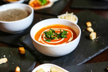 İyi hazırlanmış bir masa, içi lezzetli çorbayla dolu kâselerin yanı sıra, kabuklu ekmek somunları sunar..