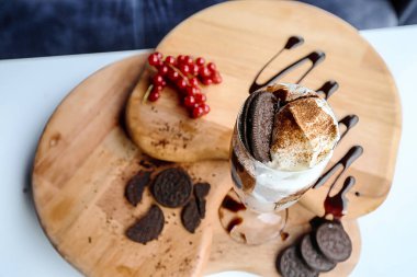 Lezzetli bir tatlı, masaya yerleştirilmiş ahşap bir tabakta sergilenir..