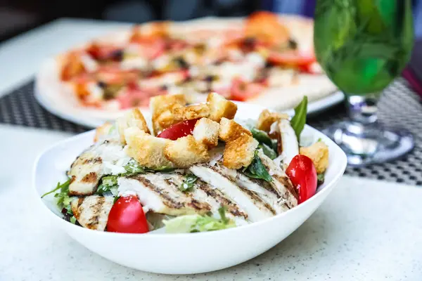 Tahta bir masanın üstüne konmuş yiyeceklerle dolu bir kase..