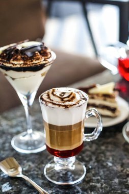 İçkileri tazeleyici içeceklerle dolu iki kadehli bir masa..