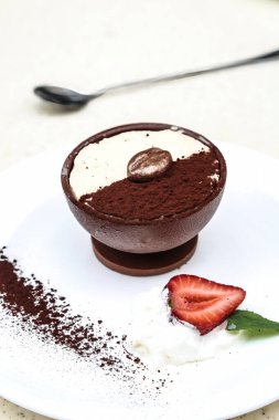 Taze çilekle kaplı lezzetli çikolatalı bir tatlı tabağı..